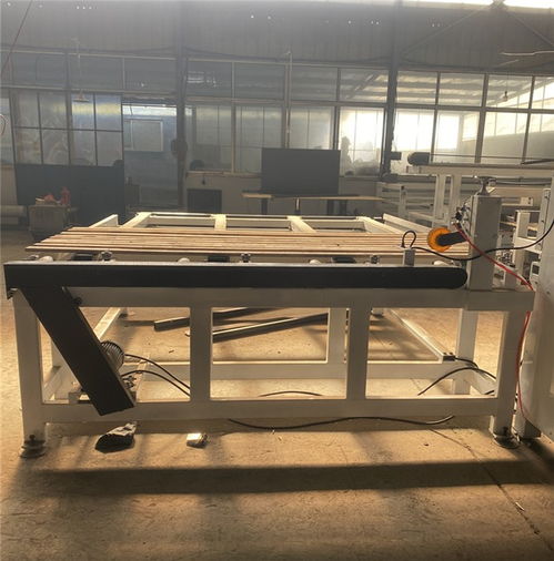 連意全自動拼板機 機械科技賦能，引領(lǐng)板材拼接新紀(jì)元